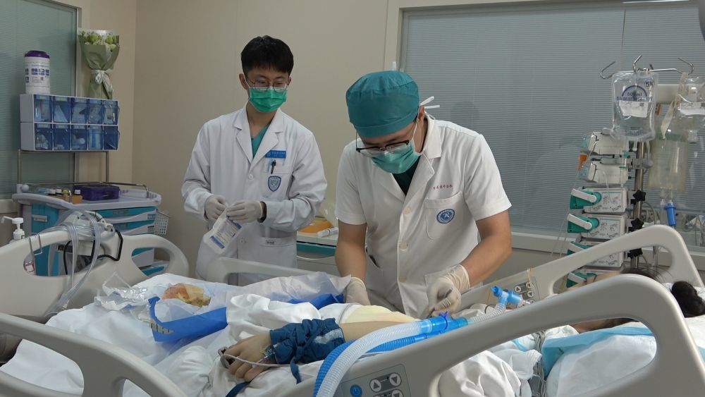 医护人员正在进行治疗。新华社记者卢佳 摄