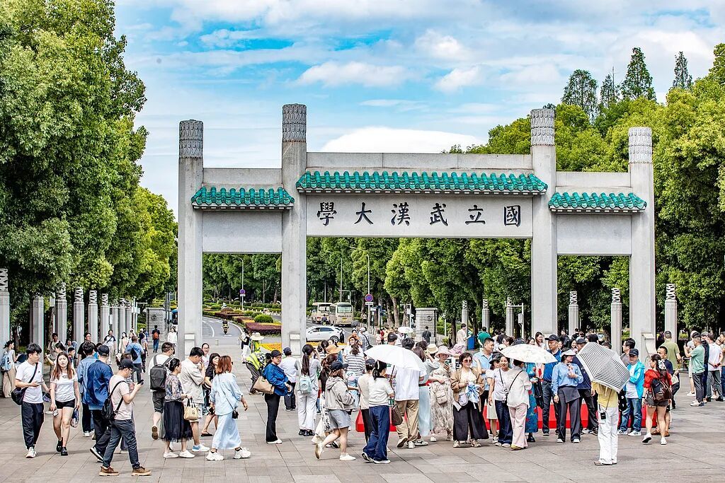 5月16日，武汉大学校园在开放后的首个周末迎来众多游客参观游览。 图/视觉中国