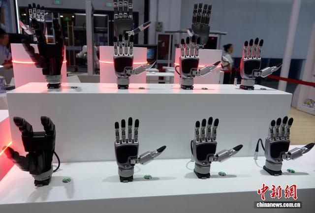展台上陈列展出的多款不同规格灵巧手
