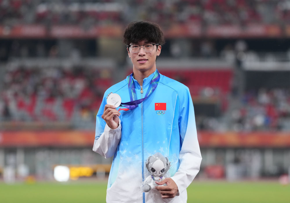 9月28日,亚军中国选手黄友闻在爱知·名古屋亚运会田径项目男子200米颁奖仪式上。新华社记者 贾宇辰 摄