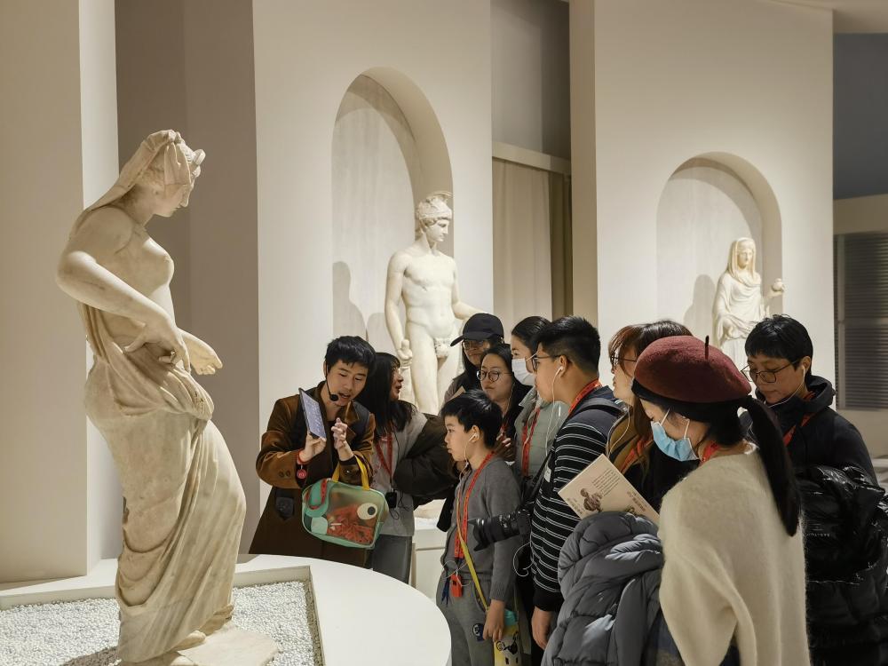 2026年1月3日，人们在世博会博物馆参观。新华社记者陈爱平 摄