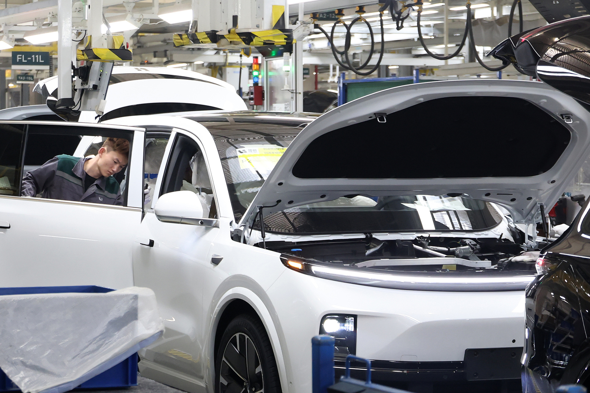 2025年4月9日,江苏常州一家汽车制造基地内的生产景象