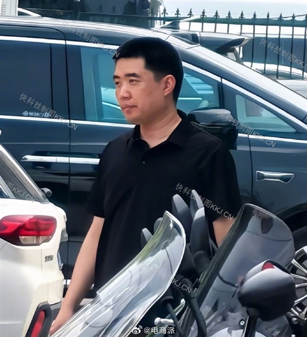 李想被偶遇上街买菜 手提塑料袋现身 网友直呼大佬接地气