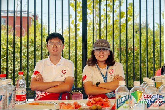 李佳(右)参加志愿服务。受访者供图