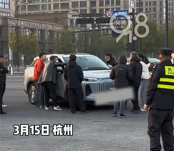 杭州315问题车伸开幕车企急了 有东说念主在进口处遏止维权车主
