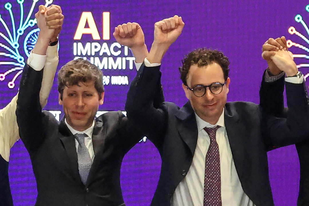 奥特曼（左）与Dario Amodei（右）