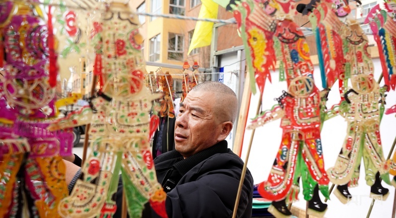 陈增光正在做演出前的准备工作（央广网记者 贾海元 摄）