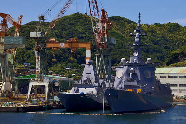 2026年8月18日,日本长崎,舷号180的海上自卫队驱逐舰与一艘在建舰艇并排停泊