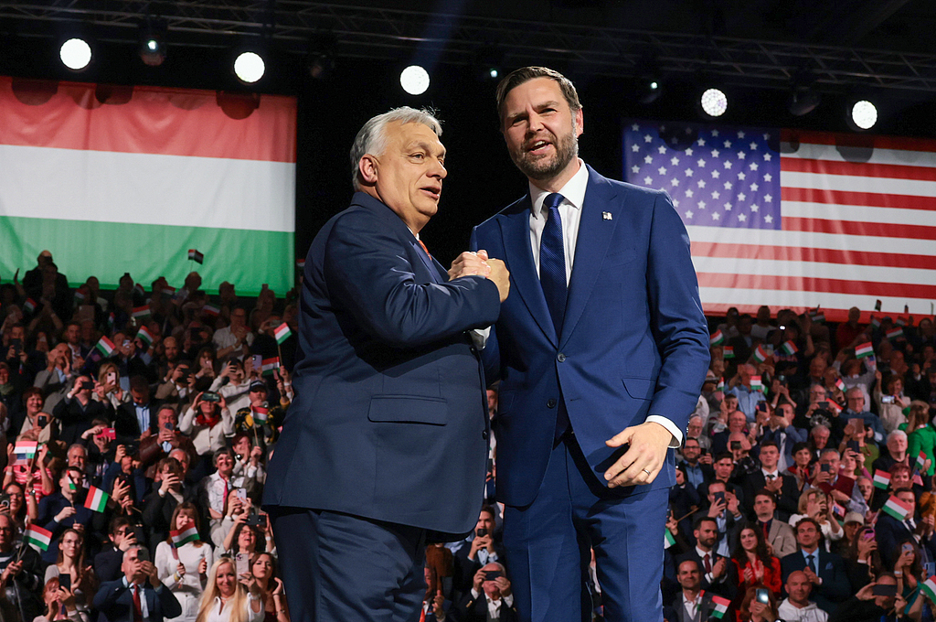 7日,好意思国副总统万斯扶持匈牙利总理欧尔班选举步履。(视觉中国)