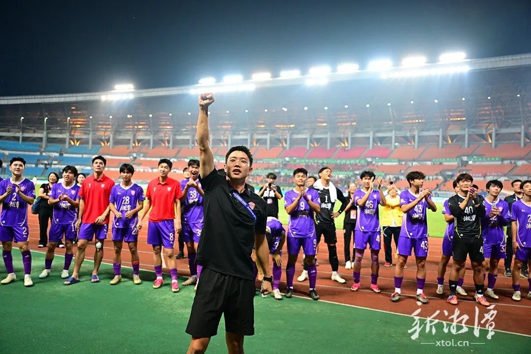 湘潭队现场致谢湘潭球迷支持。（本报记者 方阳 摄）.png