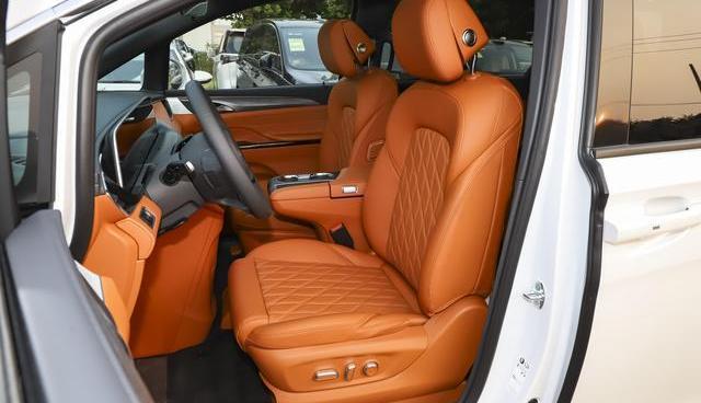 之前我一直开一台紧凑级 SUV，单身的时候用着挺顺手，通勤代步、周末出游都能应付-有驾