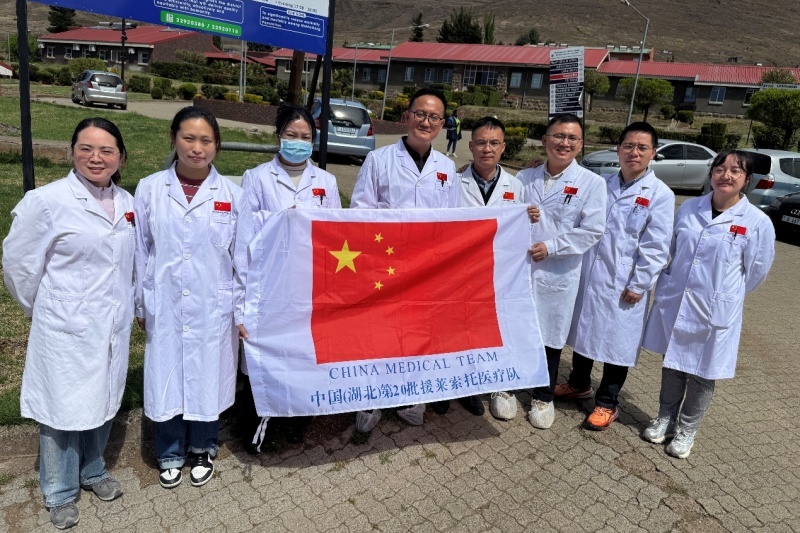 医疗队在义诊现场合影。中国援莱医疗队供图
