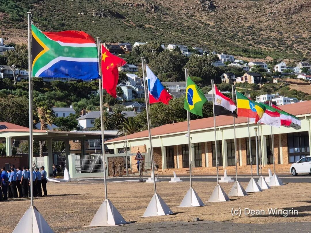 ◆南非西蒙斯敦,参加联合演习国家的国旗排成一列。