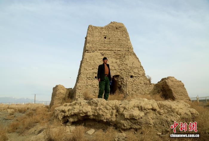 买买提&middot;艾力守着这座烽燧，已近半生。王建江 摄