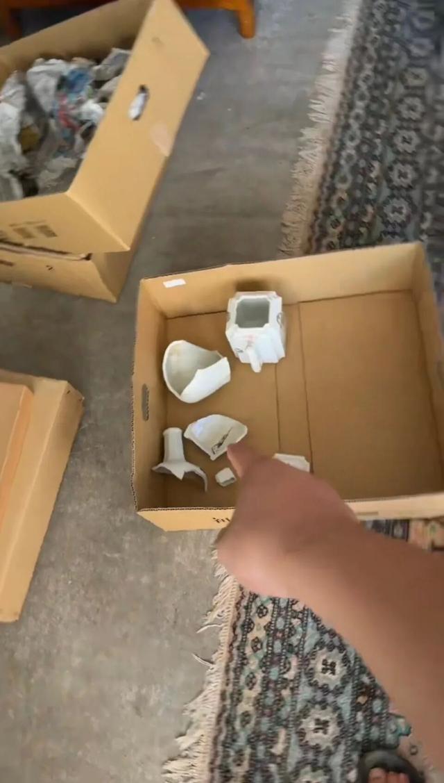 地震后，古董店内瓷器碎片。图/受访者提供