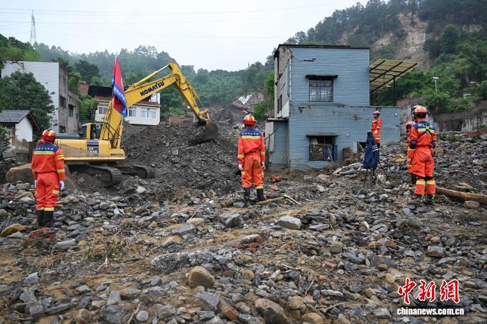 5月25日，国家隧道应急救援中国交建重庆队救援人员在永川茶山竹海街道安溪村受灾点开展搜救工作。　 中新网记者 何蓬磊 摄