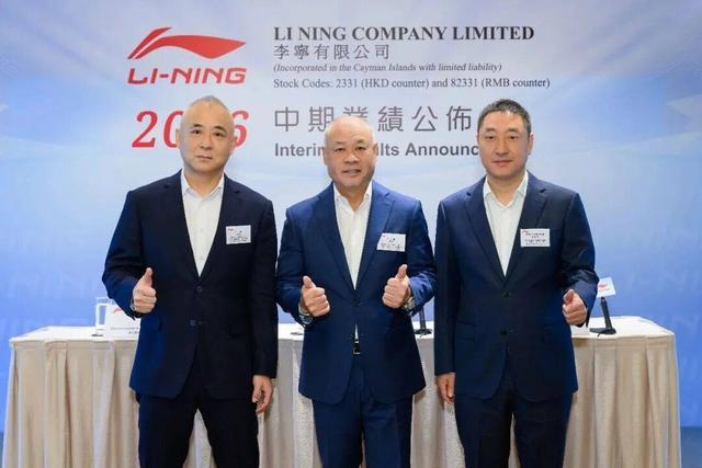 钱炜（左一）与李宁一同出席品牌2026中期业绩发布会