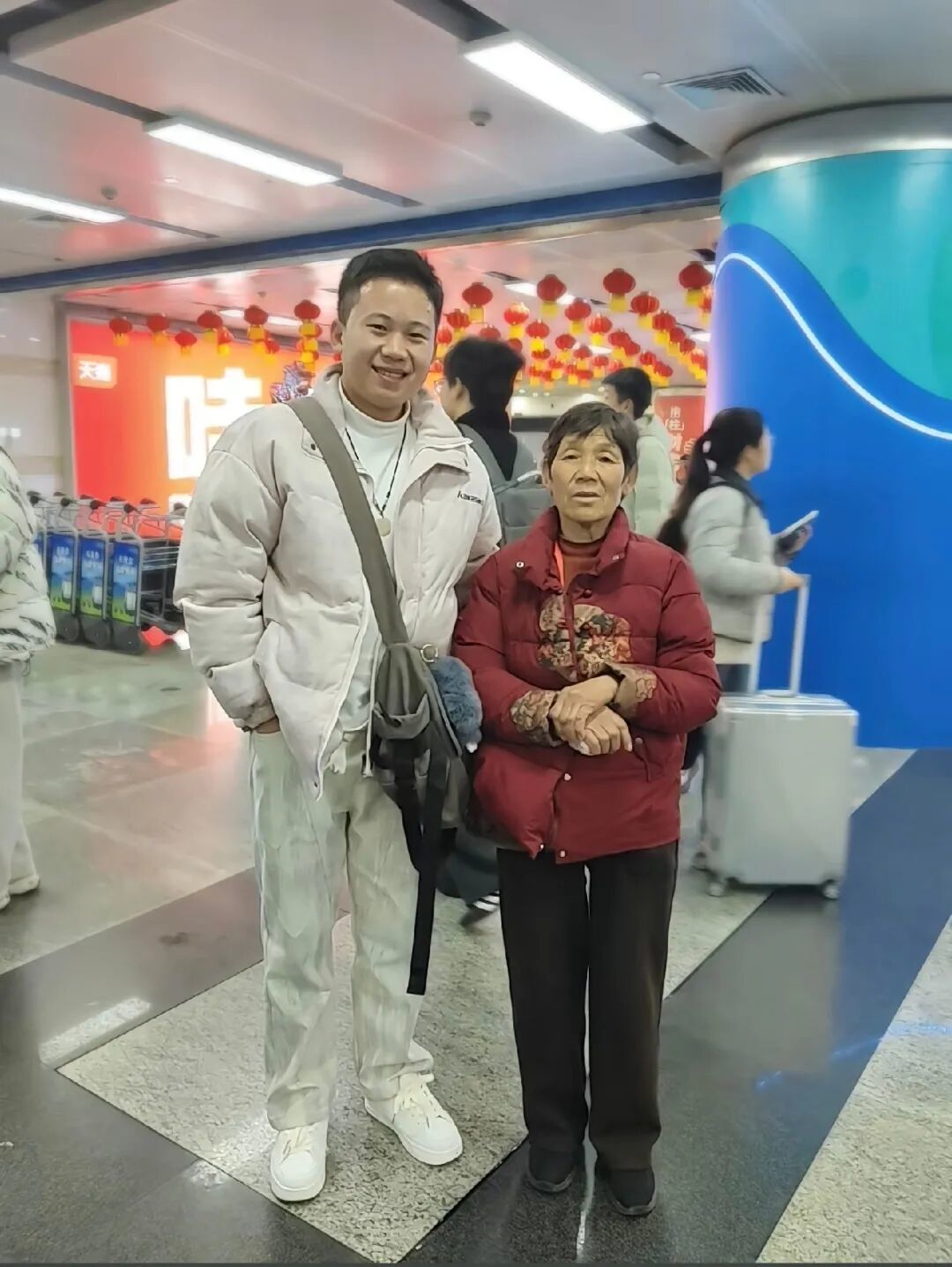 “丈母娘不太识字，首次单独乘飞机，陌生的朋友，拜托您搭把手”