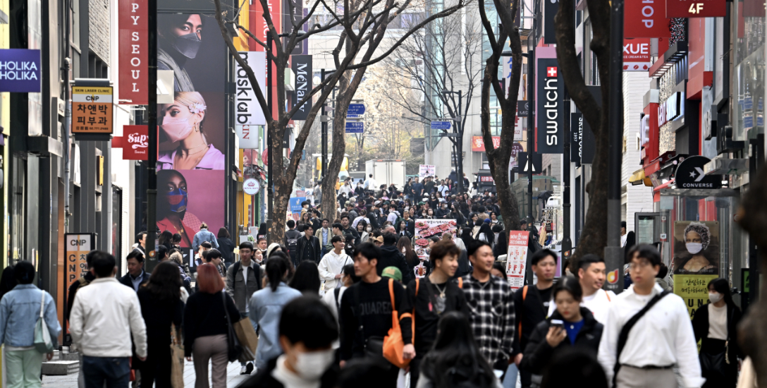 游客在韩国首尔明洞商圈游览。资料图 图自韩媒