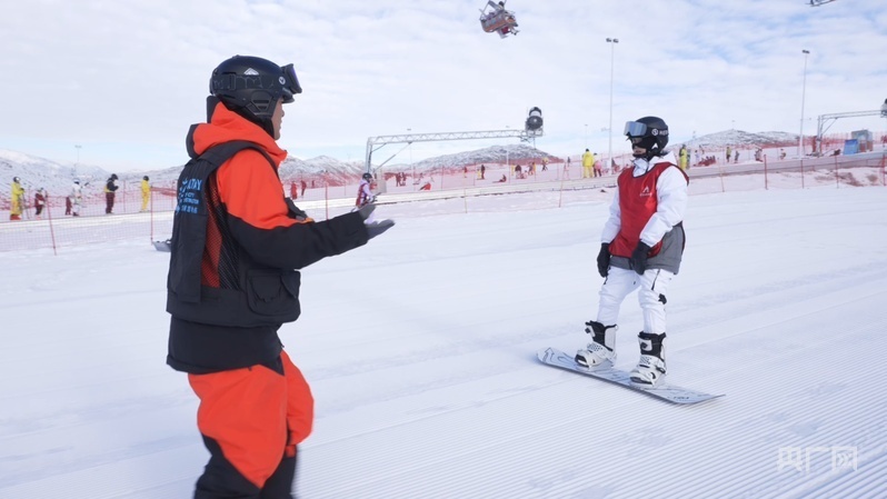 滑雪教练指导学生滑雪 (央广网发 董世菊 摄)