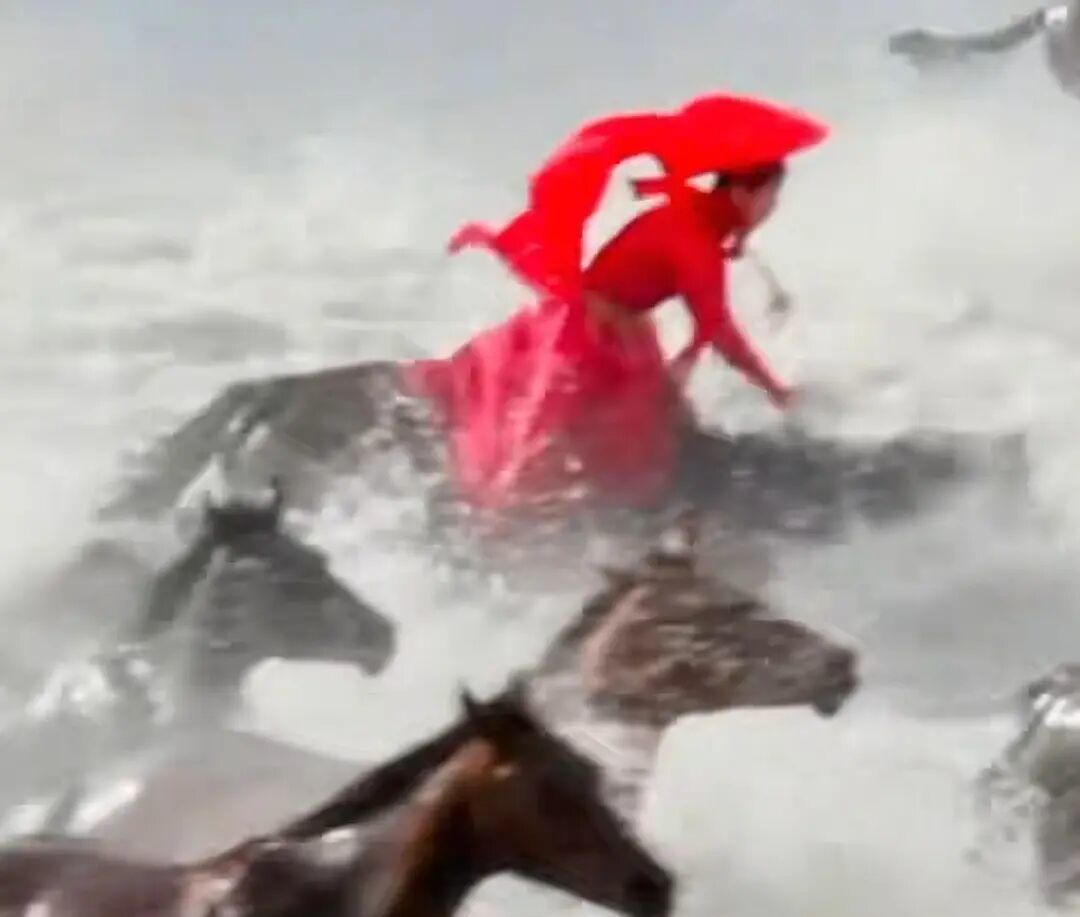 2021年,贺娇龙拍摄视频时也曾坠马