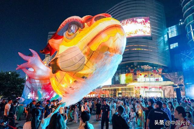 武汉保利广场飞天鳌鱼