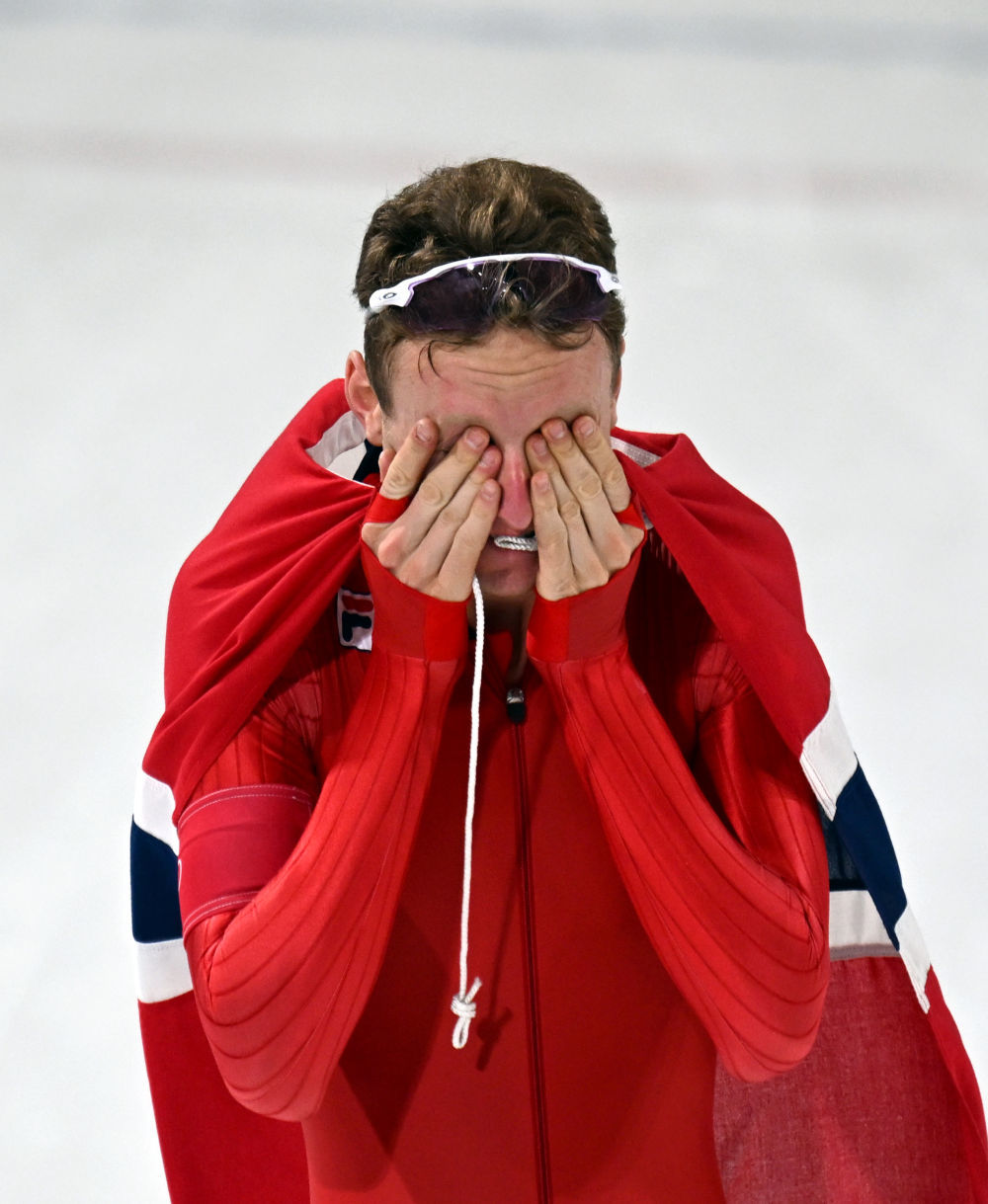 2月8日，挪威选手桑德尔&middot;艾特雷姆在速度滑冰男子5000米夺冠后。新华社记者 武巍 摄