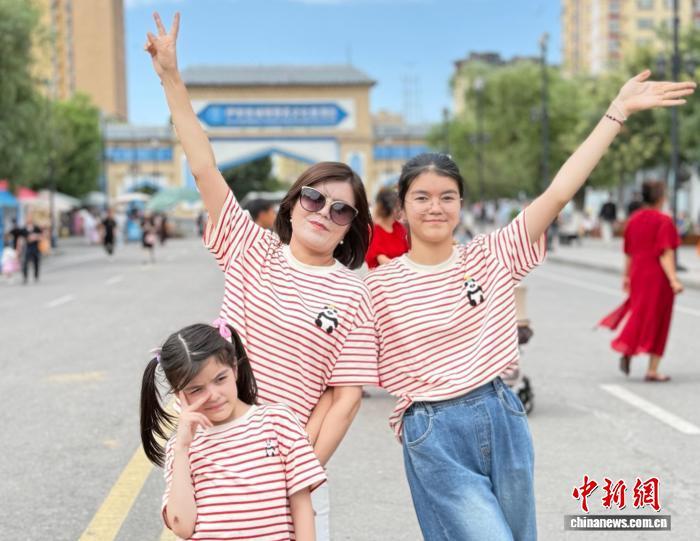 麦祖娜和家人在新疆留影。受访者供图