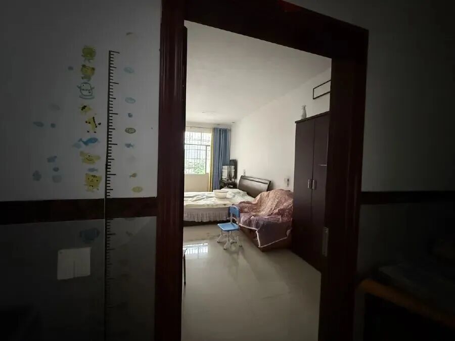 阿东与妻子、儿子曾共同生活的房间 / 图源：大河报