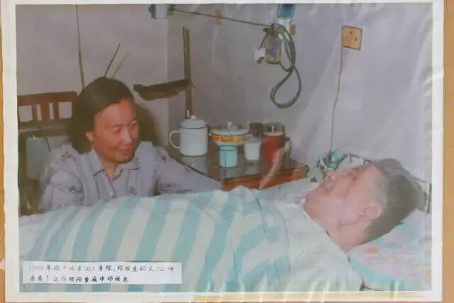 △许鹿希照顾病榻上的邓稼先