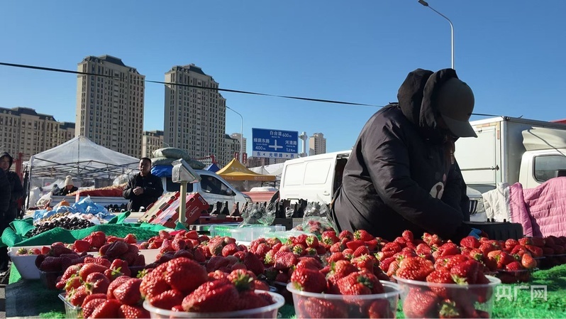 商户售卖农特产品（央广网记者 周思杨 摄）