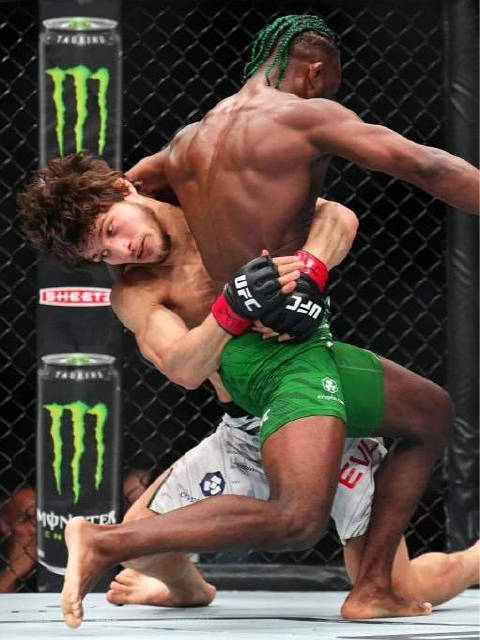 一招摔翻三个对手什么股票配资平台安全，埃夫洛耶夫这摔法真是稳准狠！