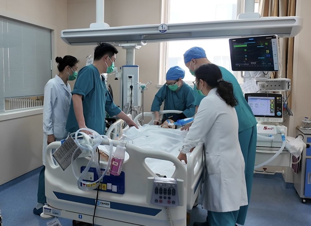 医护人员正在为小茜进行救治。新华社记者田宇 摄