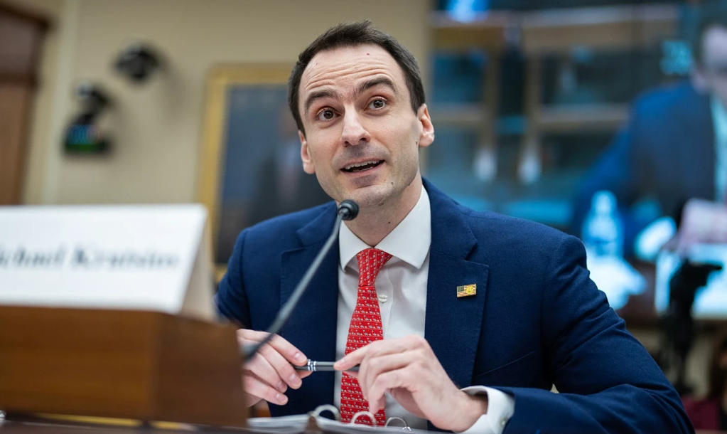 迈克尔·克拉西奥斯出席听证会画面