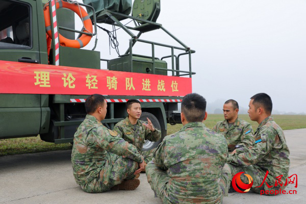 理论轻骑队进战位,陈亮为官兵宣讲党的二十大精神。(受访单位供图)