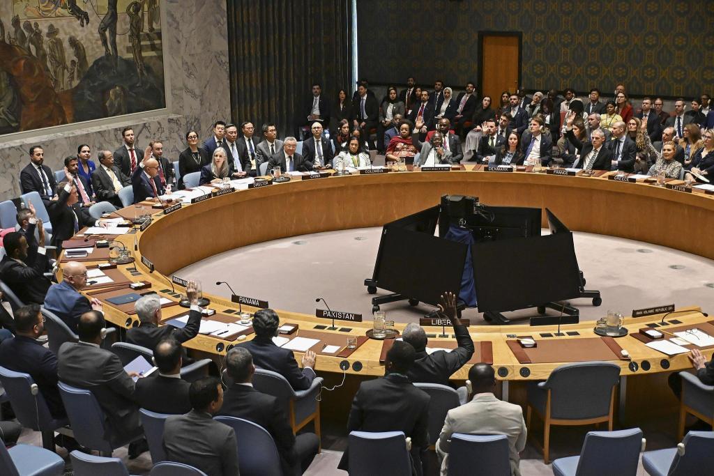 当地时间2026年4月7日,美国纽约,联合国安理会在联合国总部就巴林提交的旨在加强霍尔木兹海峡安全的决议进行投票。视觉中国 图