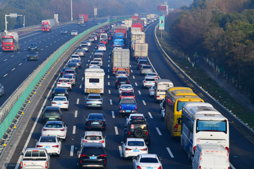 2026年2月13日拍摄的京沪高速江苏无锡段的车流。新华社发(还月亮 摄)