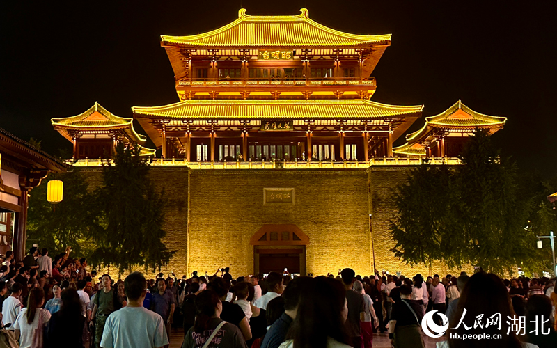 古城中枢昭明台。人民网 彭昀迪摄