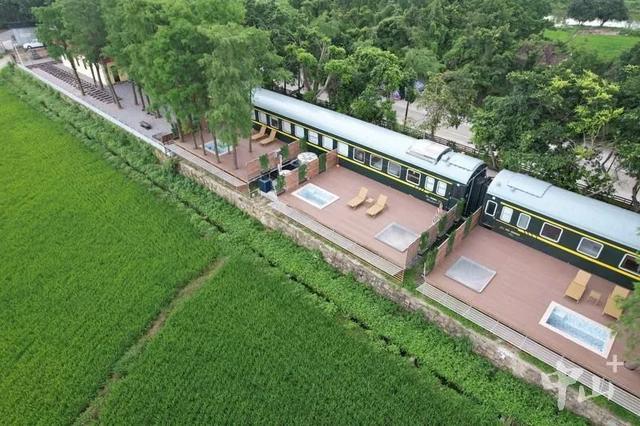 崖口村的绿皮火车民宿在今年国庆期间一房难求。（资料图片）中山日报记者 王云 摄