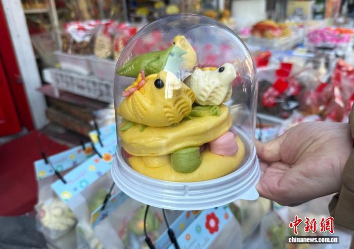 4月2日,山东烟台一家花饽饽店摆出的彩色面燕礼盒。中新社记者 王娇妮 摄