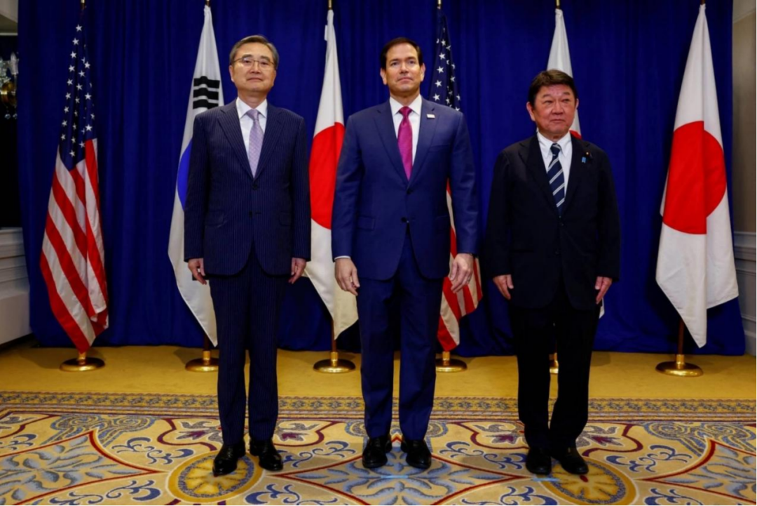◆ 韩国外交部长赵显(左)、美国国务卿鲁比奥(中)和日本外务大臣茂木敏充在纽约出席联合国大会期间合影。(图源:路透社)