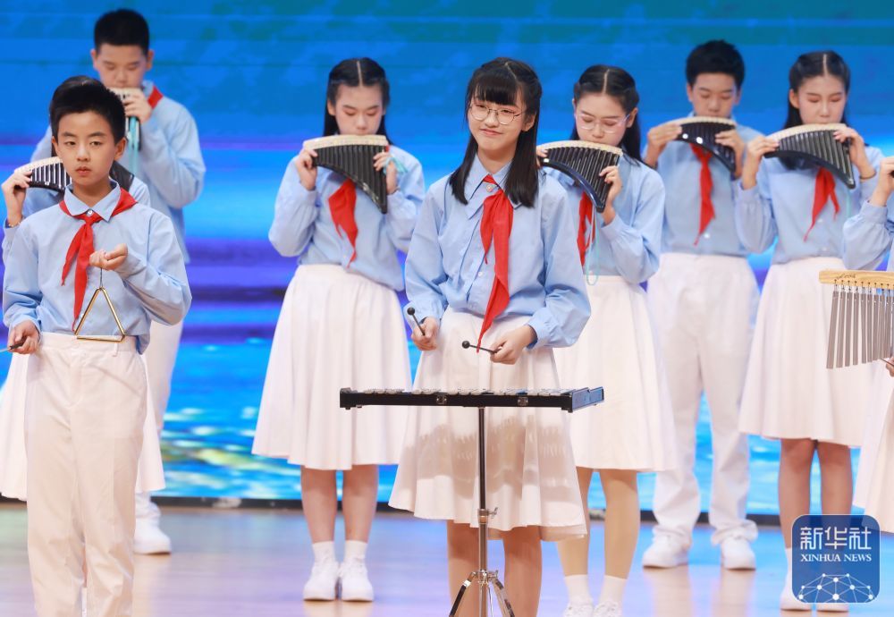↑ 5月27日,湖北省水果湖第一中学七年级学生在武汉市中小学艺术展演暨庆“六一”活动中表演节目。新华社发(赵军摄)