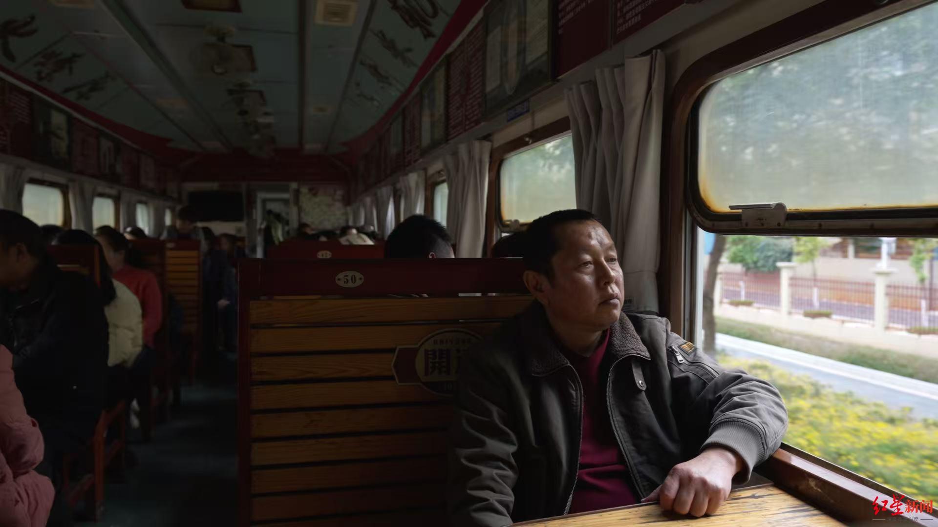 ▲高强在米轨火车上