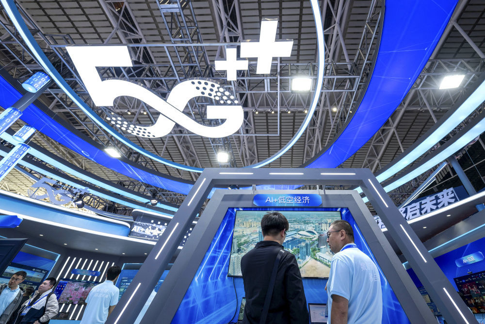 2025年5月19日，在哈尔滨举办的第三十四届哈洽会上，工作人员在讲解“AI+低空经济”内容。新华社记者 张涛 摄