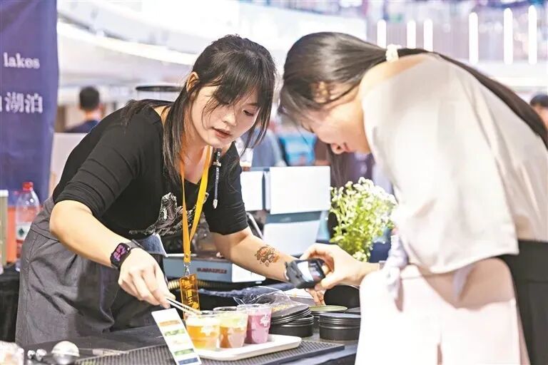 在2026广州咖啡文化季收官活动现场，咖啡师现场为顾客制作咖啡/图源：广州市人民政府