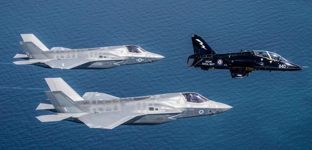 鹰式教练机与英国第一架F-35B以及一架美国海军陆战队的F-35B编队飞行