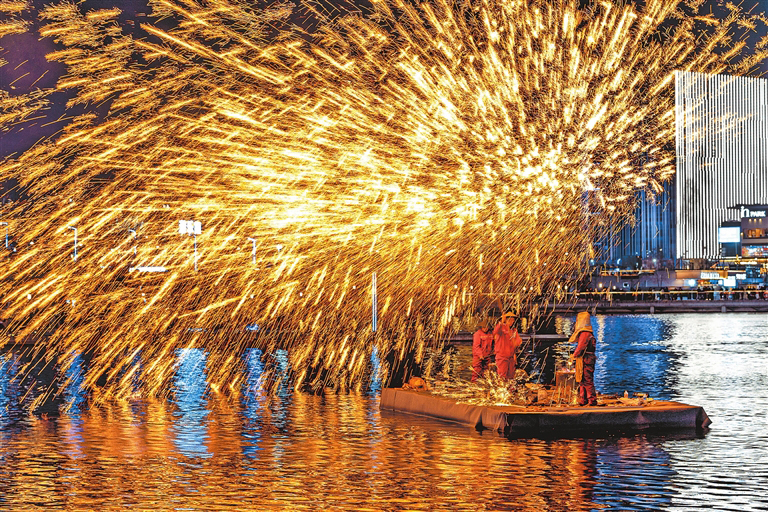 2月21日,郑州金融岛年味十足,水上打铁花精彩上演。吴泽堃 摄