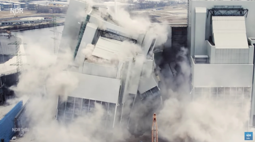 炸毁墨尔堡发电厂现场 图源：北德广播电视台（NDR）视频截图