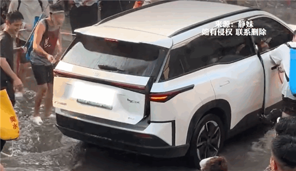 丰田SUV路过泼水节现场 被人打开后备箱泼水!车主:已报警 请求网友提供肇事者线索