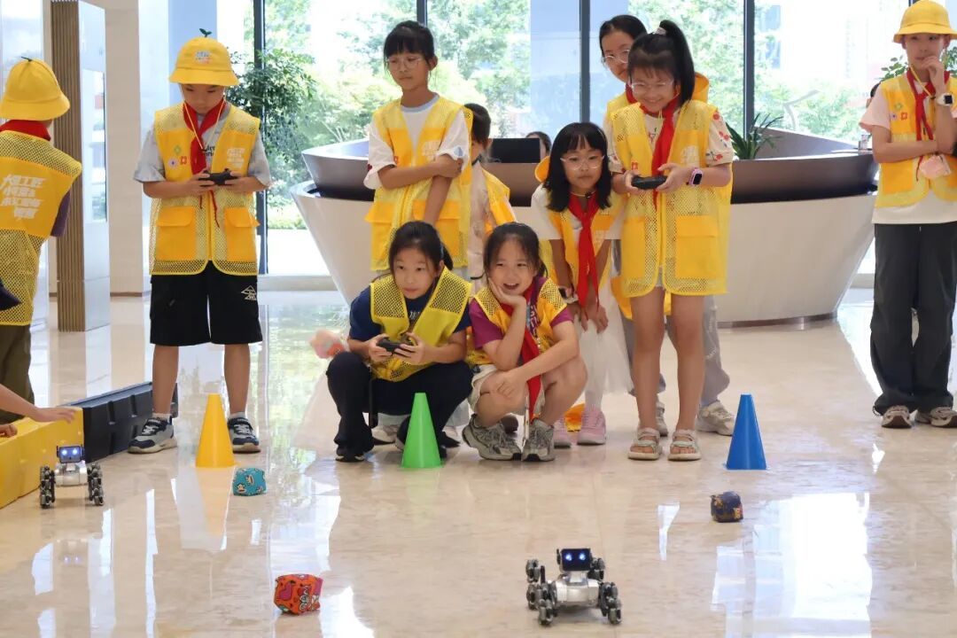 2026年7月6日,鄞州区潘火街道大国工匠“AI制造家创想营”爱心托班组织“小候鸟”参观上海交大宁波人工智能研究院。